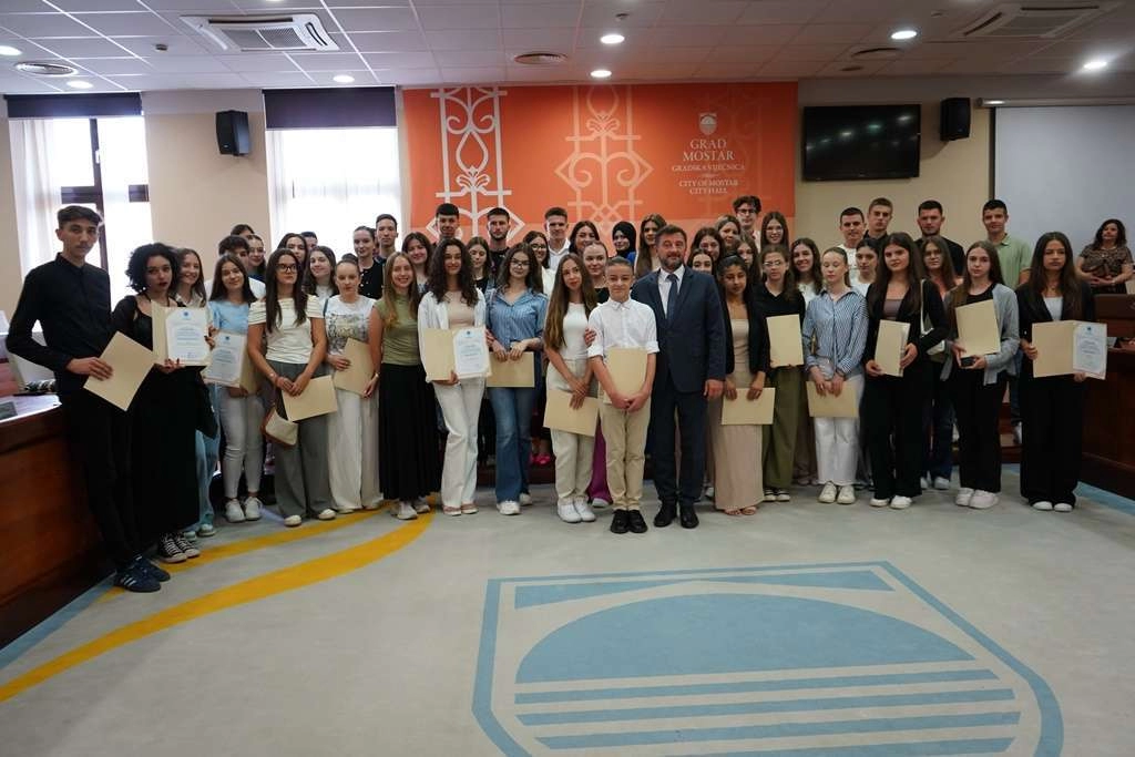 MOSTAR Kordić uručio nagrade učenicima generacije osnovnih i srednjih škola
